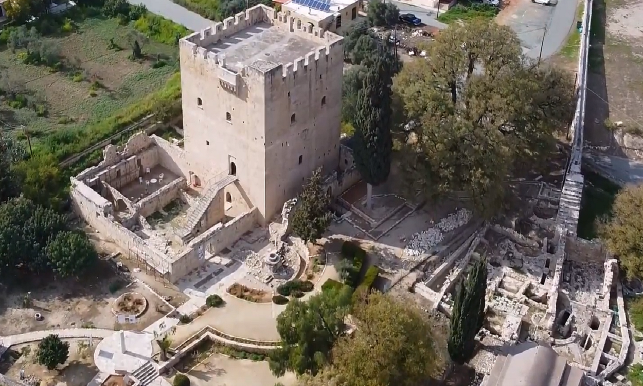 Μεσαιωνικό κάστρο Κολόσσι Medieval Castle Kolossi Средневековый Замок Колосси 中世纪 科洛西 城堡 טירת ימי־ביניים קולוסי Castillo Medieval Kolossi قلعة العصور الوسطى كولوسي.png